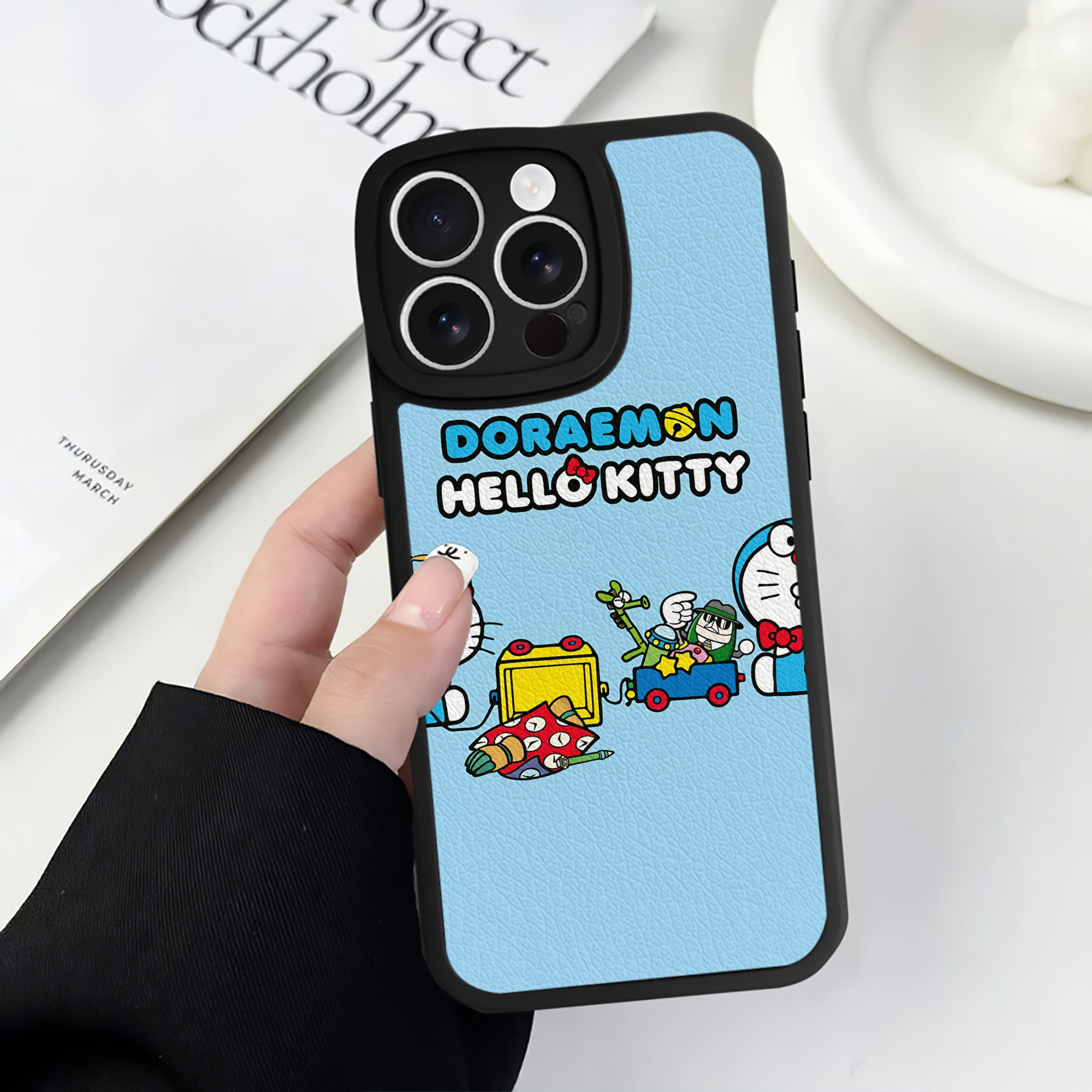 （画像用） ドラえもん Doraemon 【iPhone 16シリーズ対応】シリコンスマホケース（レザー調） 材質：シリコン